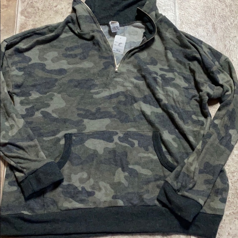 NWT.  Boutique Camo zip top